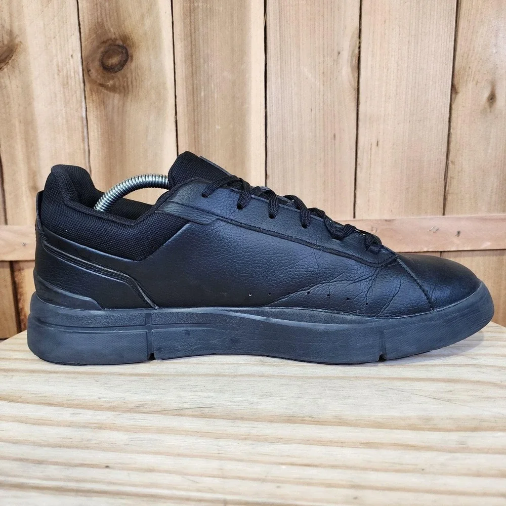 On THE ROGER Shoes Mens 11 Triple Black Leather Casual Walking Sneakers Low Top